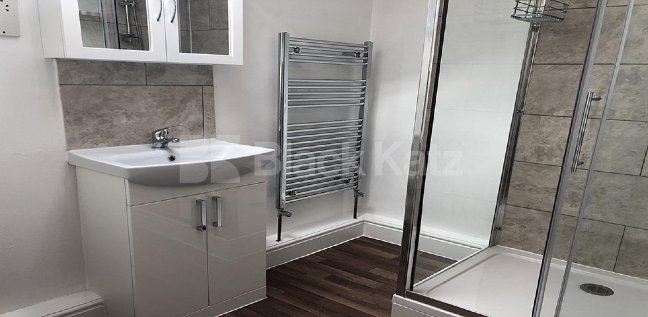 			LET , 2 Bedroom, 1 bath, 1 reception Apartment			 Cavendish Road , Clapham South 